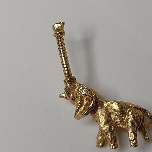 Very Cute Tiny Gold Tone Metal Elephant Pin With Waggling Trunk - Picture 2 of 10